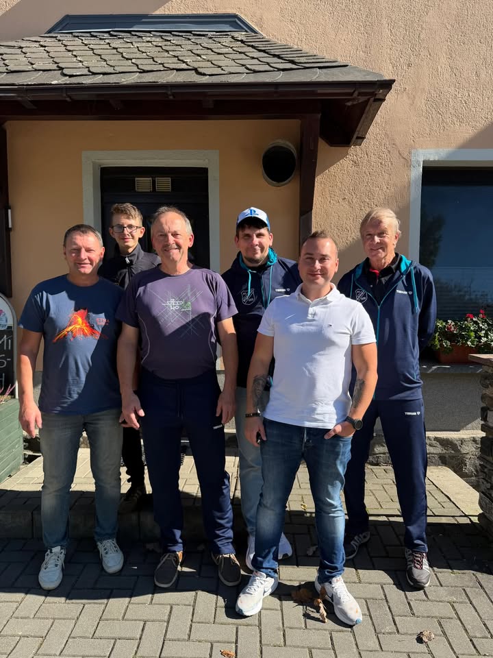 Zum Auftakt der Tischtennis-Erzgebirgesliga musste unsere 1. Mannschaft zur z…